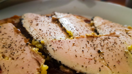 Foie gras sur sa tranche de pain aux figues , chutney d'oignons et confiture de prunes