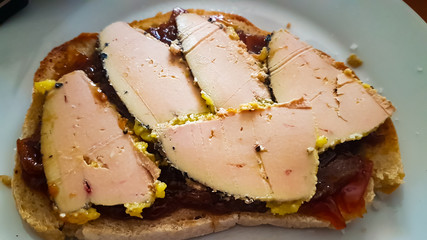 Foie gras sur sa tranche de pain aux figues , chutney d'oignons et confiture de prunes