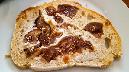 Foie gras sur sa tranche de pain aux figues , chutney d'oignons et confiture de prunes