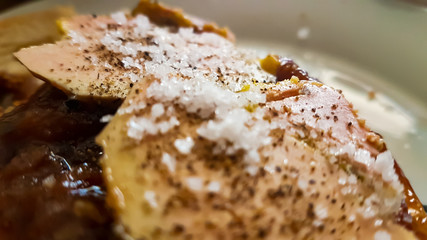 Foie gras sur sa tranche de pain aux figues , chutney d'oignons et confiture de prunes