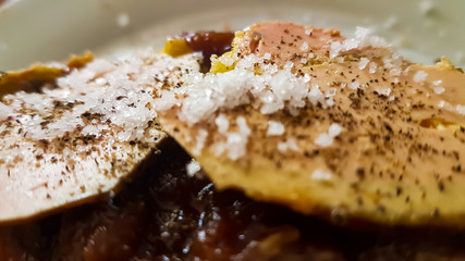 Foie gras sur sa tranche de pain aux figues , chutney d'oignons et confiture de prunes