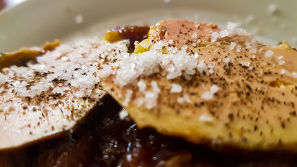 Foie gras sur sa tranche de pain aux figues , chutney d'oignons et confiture de prunes