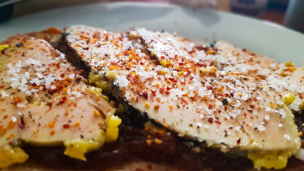 Foie gras sur sa tranche de pain aux figues , chutney d'oignons et confiture de prunes