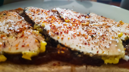 Foie gras sur sa tranche de pain aux figues , chutney d'oignons et confiture de prunes