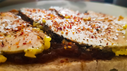 Foie gras sur sa tranche de pain aux figues , chutney d'oignons et confiture de prunes