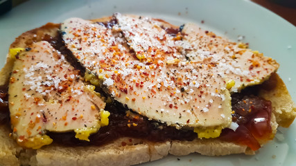 Foie gras sur sa tranche de pain aux figues , chutney d'oignons et confiture de prunes