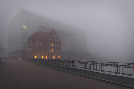 Germany, Hamburg,?HafenCity quarter in thick fog