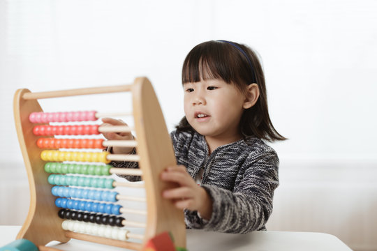 toddler girl learn counting by using abacus for homeschooling