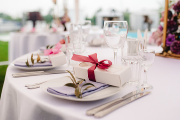 elegant wedding decorations made of natural flowers