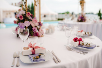 elegant wedding decorations made of natural flowers