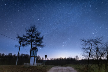 Stara kapliczka na Warmii w świetle gwiazd i nocy © Marcinwarmia