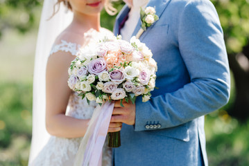 Obraz na płótnie Canvas elegant wedding bouquet of fresh natural flowers