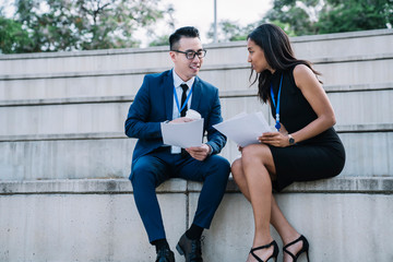 Obraz premium Content multiethnic colleagues reading documents together