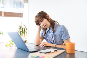 リモートワークに疲れた女性