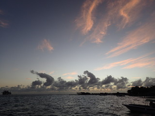 Naklejka na ściany i meble ボルネオの海の朝焼けの雲