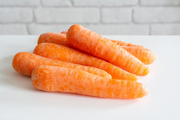 Carottes crues à éplucher