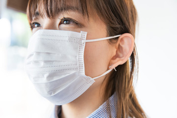 マスクをする女性