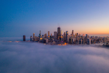 Naklejka premium Śródmieście Chicago pokryte mgłą o zmierzchu