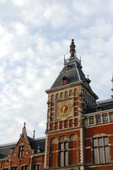 Obraz premium Front view of the Amsterdam Central (Centraal) Railway Station during sunset, Netherlands