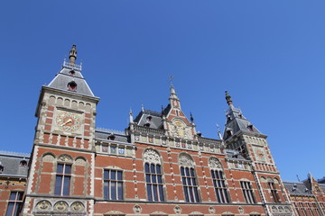 Fototapeta na wymiar Front view of the Amsterdam Central (Centraal) Railway Station in a sunny day, Netherlands