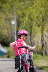 春の公園で自転車を乗っている子供