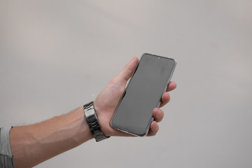 mano de joven sosteniendo su celular