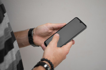 manos de joven usando su celular