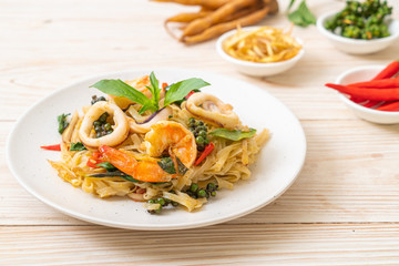  stir fried spicy noodles with sea food