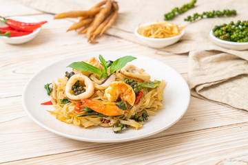  stir fried spicy noodles with sea food