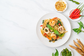  stir fried spicy noodles with sea food