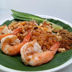 Fried noodle Thai style with prawns