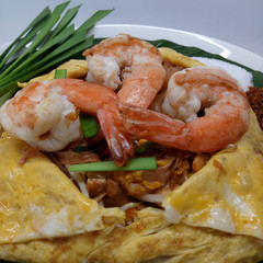 Fried noodle Thai style with prawns