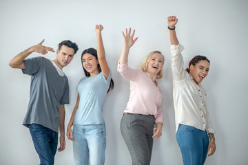 Obraz premium Group of people standing neat the wall feeling great