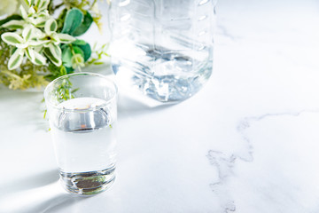 水をグラスに注ぐ。水分補給。健康・スポーツやトレーニング。