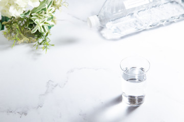 水をグラスに注ぐ。水分補給。健康・スポーツやトレーニング。