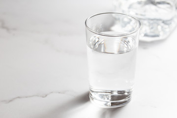 水をグラスに注ぐ。水分補給。健康・スポーツやトレーニング。