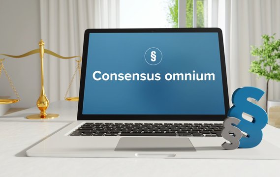 Consensus omnium – Recht, Gesetz, Internet. Laptop im Büro mit Begriff auf dem Monitor. Paragraf und Waage.