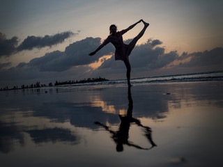Taniec o zachodzie słońca. Indonezja - obrazy, fototapety, plakaty