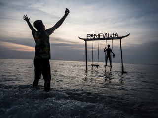 Huśtawka na morzu. Gili Island