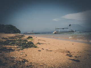 Rajska plaża na wyspie Gili (Indonezja). Widok na wyspę Bali (w tle)