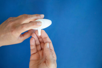 Using alcohol gel clean wash hand sanitizer anti virus bacteria dirty skin care 