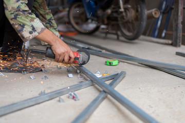 Asian technicians use steel cutting tools to cut steel. The grinding of the mechanic is not famous in Thailand. To work in the construction of steel