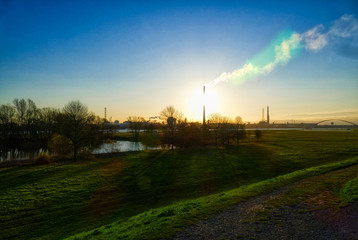 Rheinwiesen und Industrielandschaft am Morgen in Duisburg