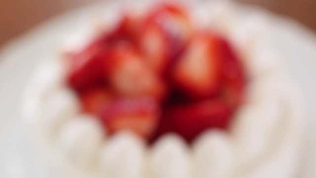 自宅で手作りした苺のスポンジケーキ