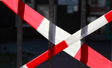 Rot-weisses Absperrband, an einem Zaun, wegen Coronavirus geschlossen, Deutschland, Europa