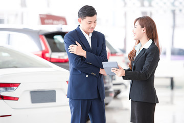 Fototapeta premium Professional salespeople sell cars at dealers to buyers, Asian businessmen