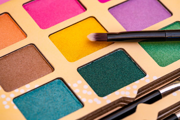 Lidschatten-Palette mit bunten Farben und Applikator