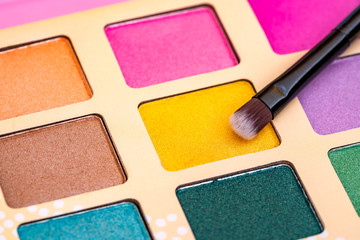 Lidschatten-Palette mit bunten Farben und Pinsel