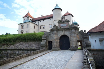 Fototapeta na wymiar Zamek w Wiśniczu – zamek położony na zalesionym wzgórzu nad rzeką Leksandrówką w Nowym Wiśniczu Wczesnobarokowy korpus zamku z elementami renesansowymi zbudowano na planie czworoboku z wewnętrznym dzi