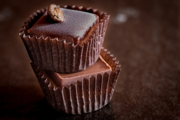 deux chocolats sur un fond brun